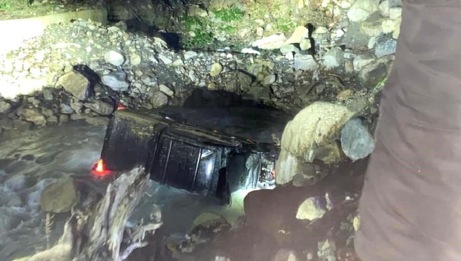 Samandere Uğurlu Köyü'nde meydana gelen kazada bir arazi aracı dereye