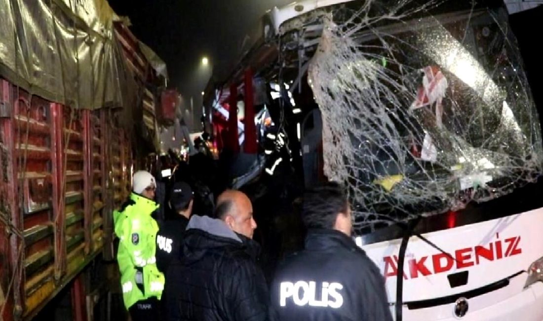 Sarayköy'de meydana gelen kazada yolcu otobüsü ile TIR çarpıştı. Olayda