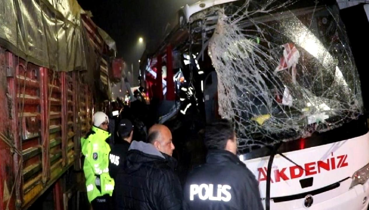 Sarayköy'de meydana gelen kazada yolcu otobüsü ile TIR çarpıştı. Olayda