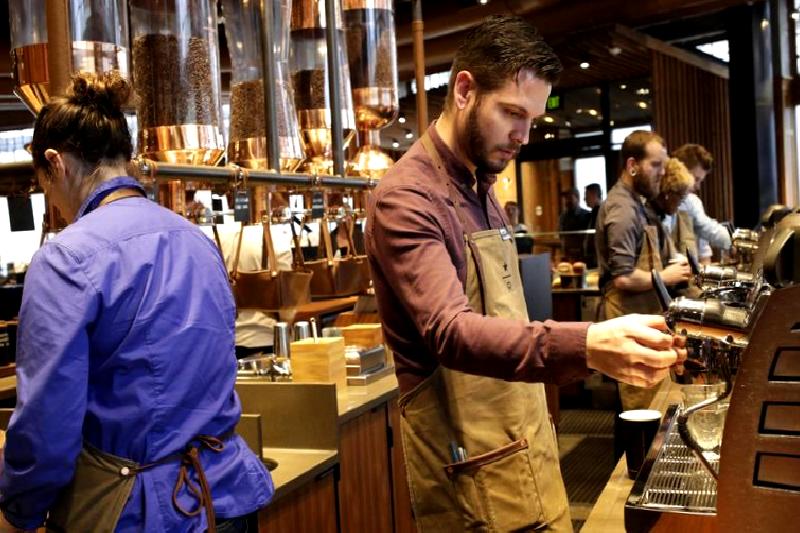 Starbucks hisselerinde yaşanan düşüş ve olası grev tehdidi hakkında detaylı