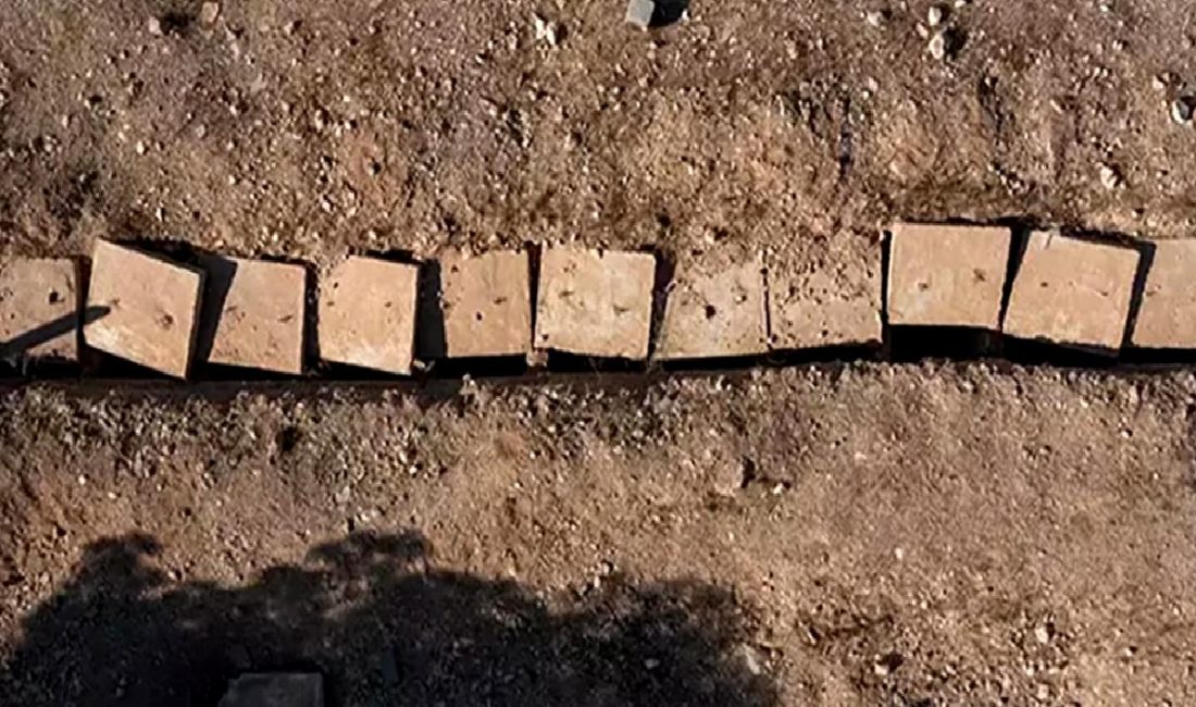 Suriye’nin Hola Bölgesinde Yeni Toplu Mezar Tespit Edildi Suriye'nin Hola bölgesinde yeni bir toplu mezar tespit edildi. Bu