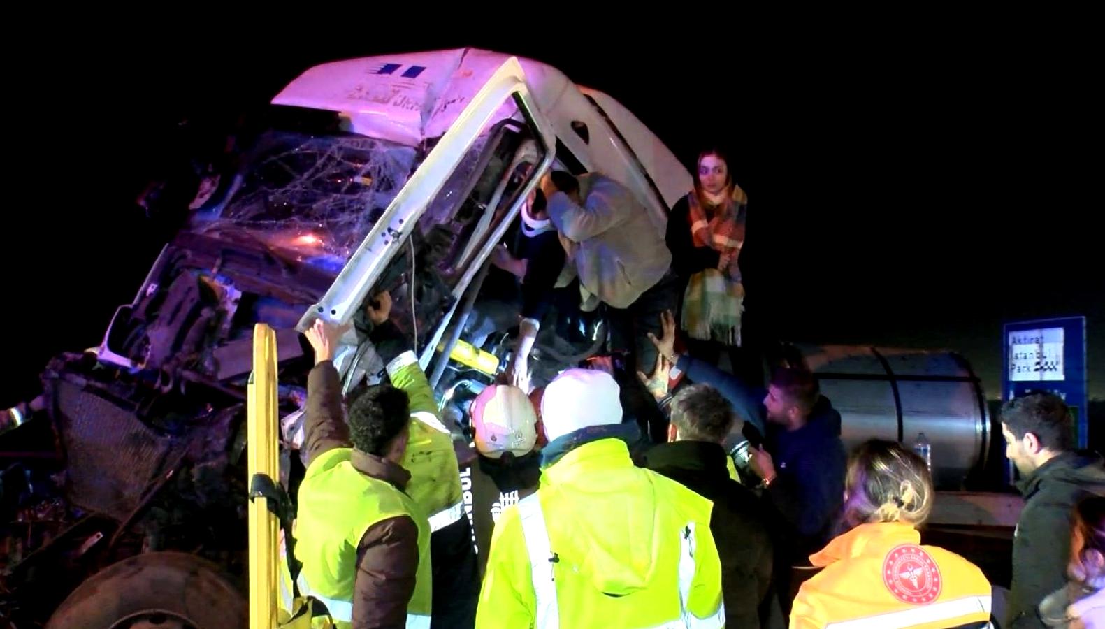 TEM Otoyolu'nda meydana gelen TIR kazası, sürücünün araç içinde sıkışmasına