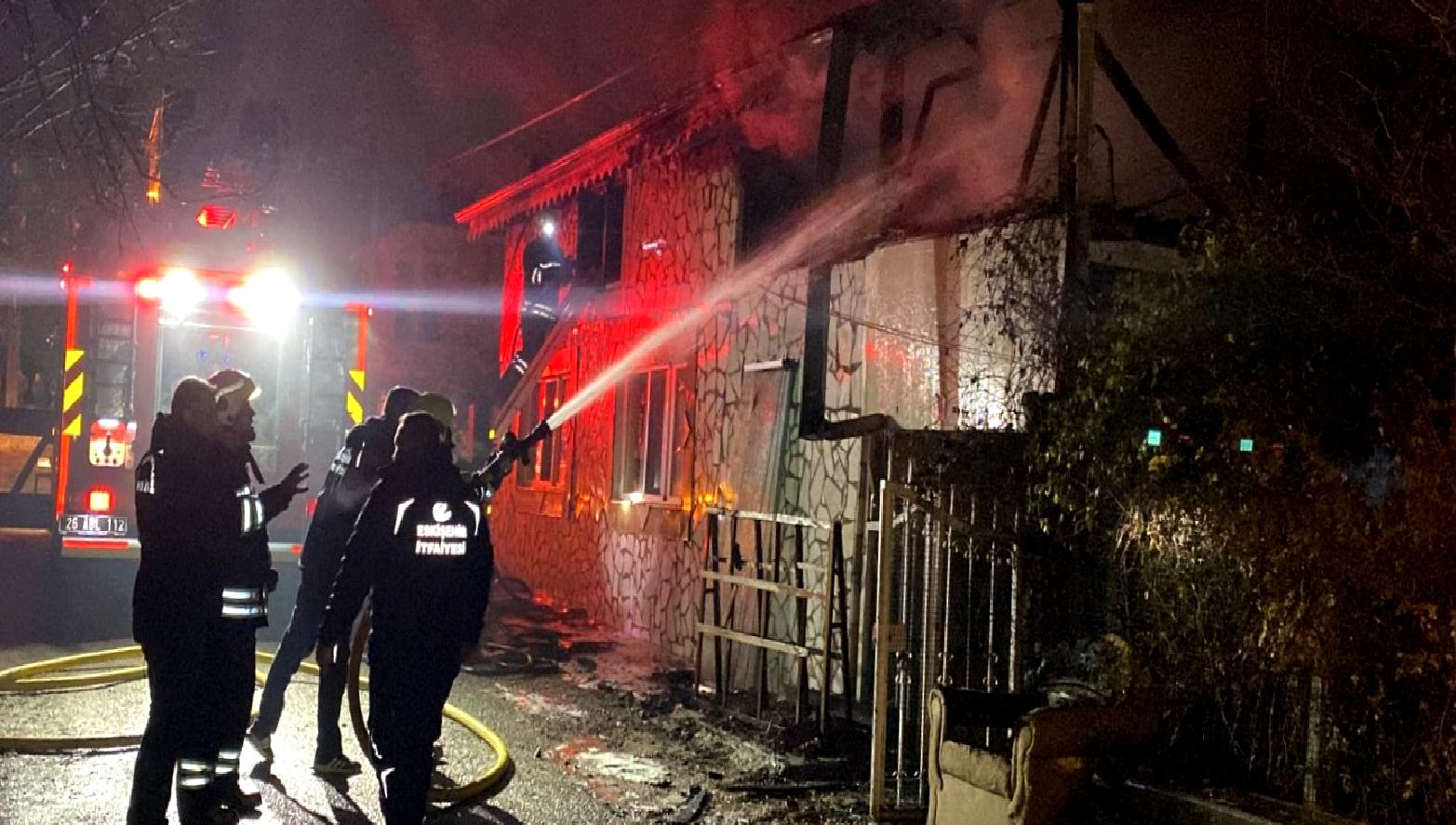 Tepebaşı'nda meydana gelen müstakil ev yangınında, 7 kişi itfaiye ekipleri