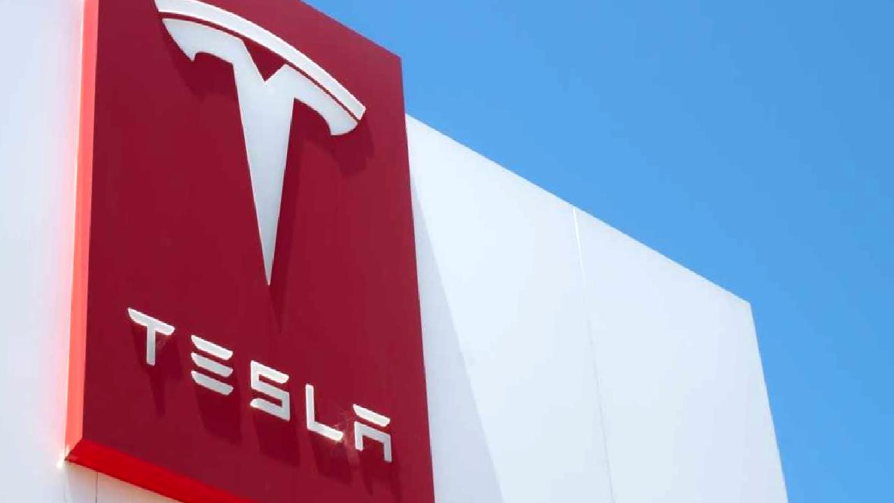 Tesla'nın hisse değeri ve piyasa konumu üzerine derinlemesine bir analiz.