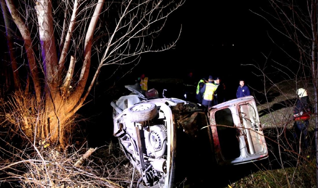 Tokat’ta Feci Kaza: 3 Genç Hayatını Kaybetti Tokat'ta meydana gelen feci kaza sonucunda 3 genç hayatını kaybetti.
