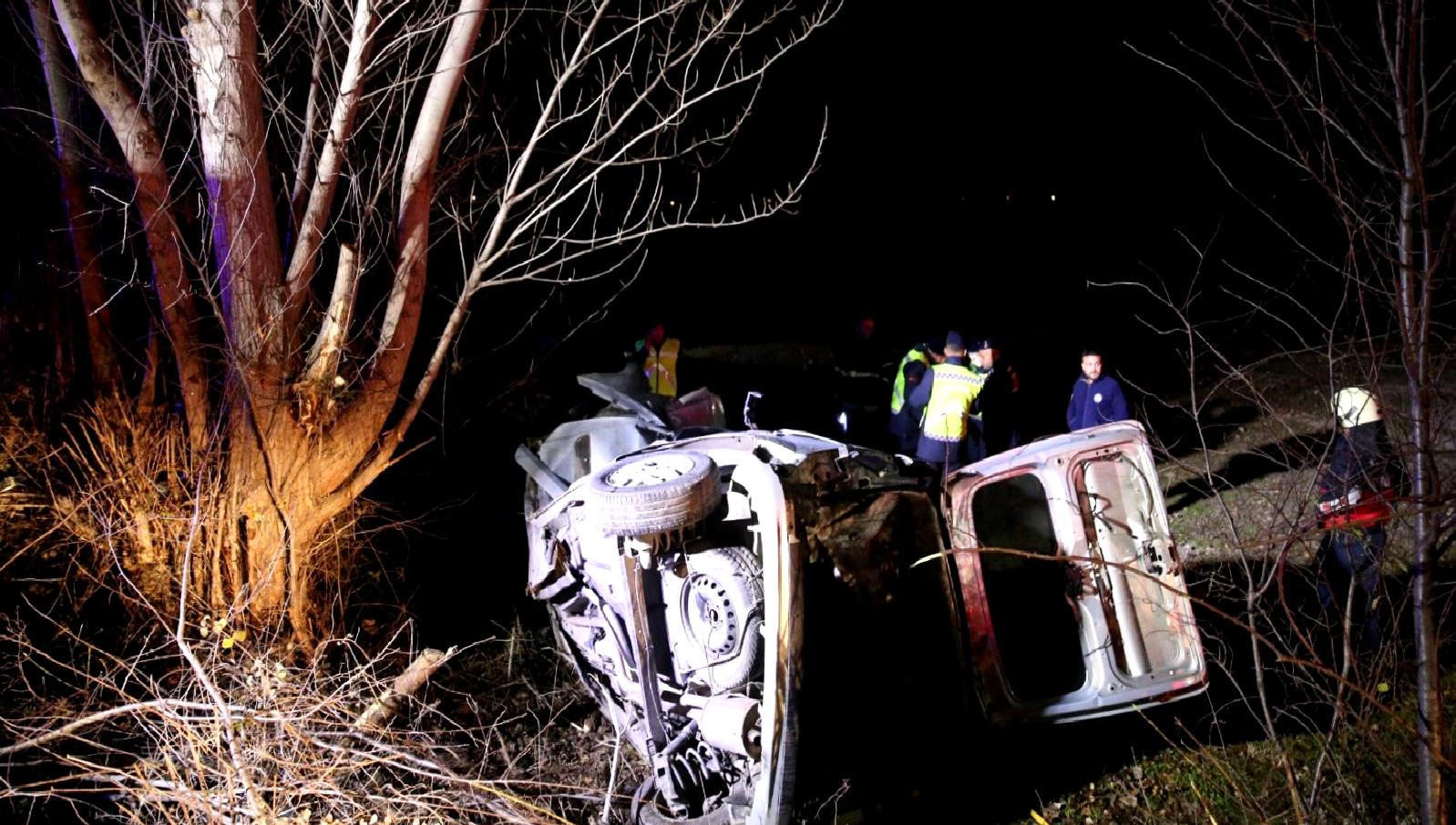 Tokat'ta meydana gelen feci kaza sonucunda 3 genç hayatını kaybetti.