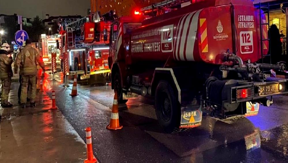 Ümraniye Alışveriş Merkezi'nde meydana gelen yangın paniği, alışveriş yapanları korkuttu.