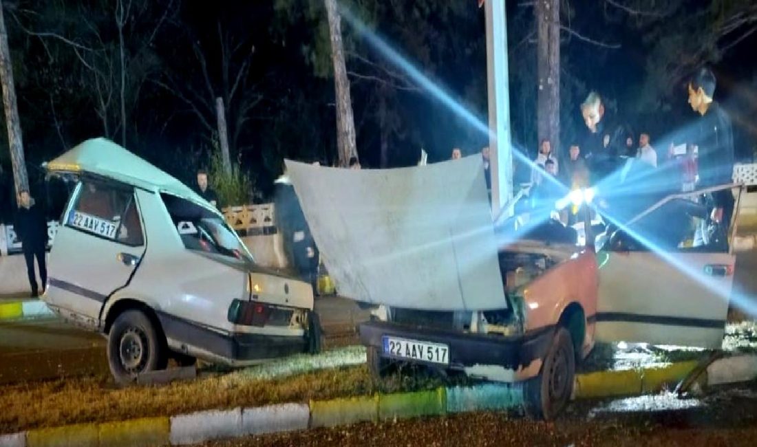 Uzunköprü’de Feci Trafik Kazası: Araç İkiye Bölündü Uzunköprü'de meydana gelen feci trafik kazasında bir araç ikiye bölündü.