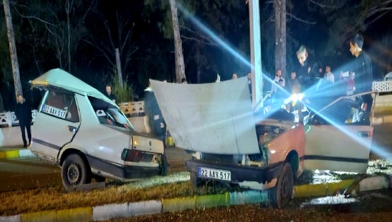 Uzunköprü'de meydana gelen feci trafik kazasında bir araç ikiye bölündü.