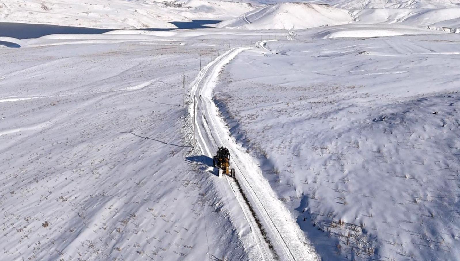 Van'da etkili olan yoğun kar yağışı, günlük yaşamı olumsuz etkiliyor.