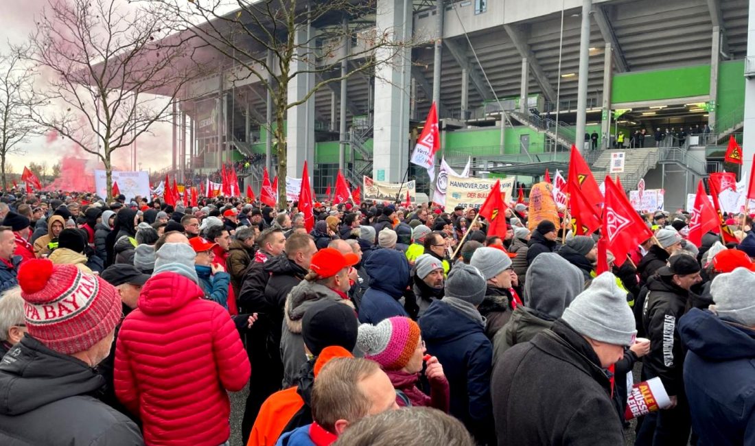 Volkswagen, 35 Bin Kişiyi İşten Çıkarmaya Karar Verdi Volkswagen, dünya genelinde 35 bin kişiyi işten çıkarma kararı alarak,