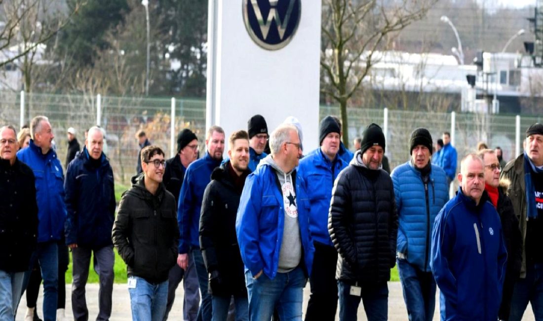 Volkswagen ve IG Metall Arasında Grev Gelişmeleri Volkswagen ve IG Metall arasında süregelen grev gelişmeleri, işçi hakları,