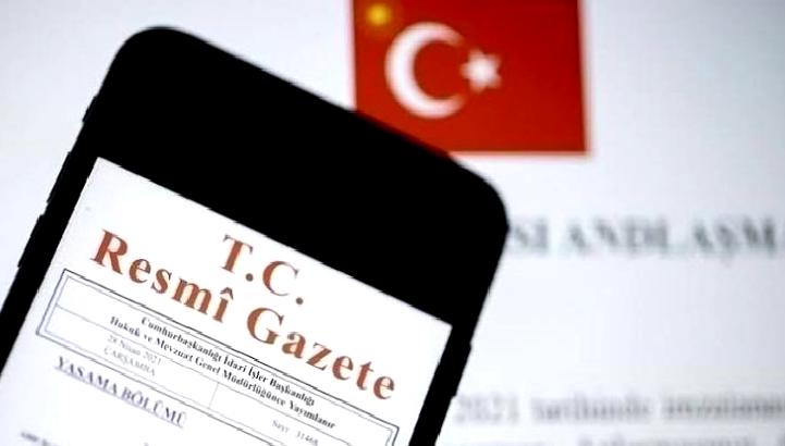 Yeni Rektör Atamaları ve YÖK Üyelikleri Resmi Gazete’de Duyuruldu Yeni rektör atamaları ve YÖK üyelikleri, Resmi Gazete'de duyuruldu. Eğitim