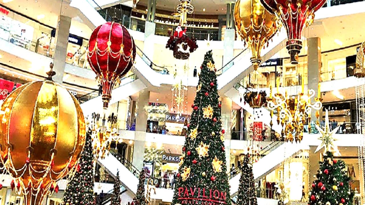 Yılbaşı alışveriş döneminin dinamiklerini keşfedin. Tüketici davranışları, alışveriş trendleri ve