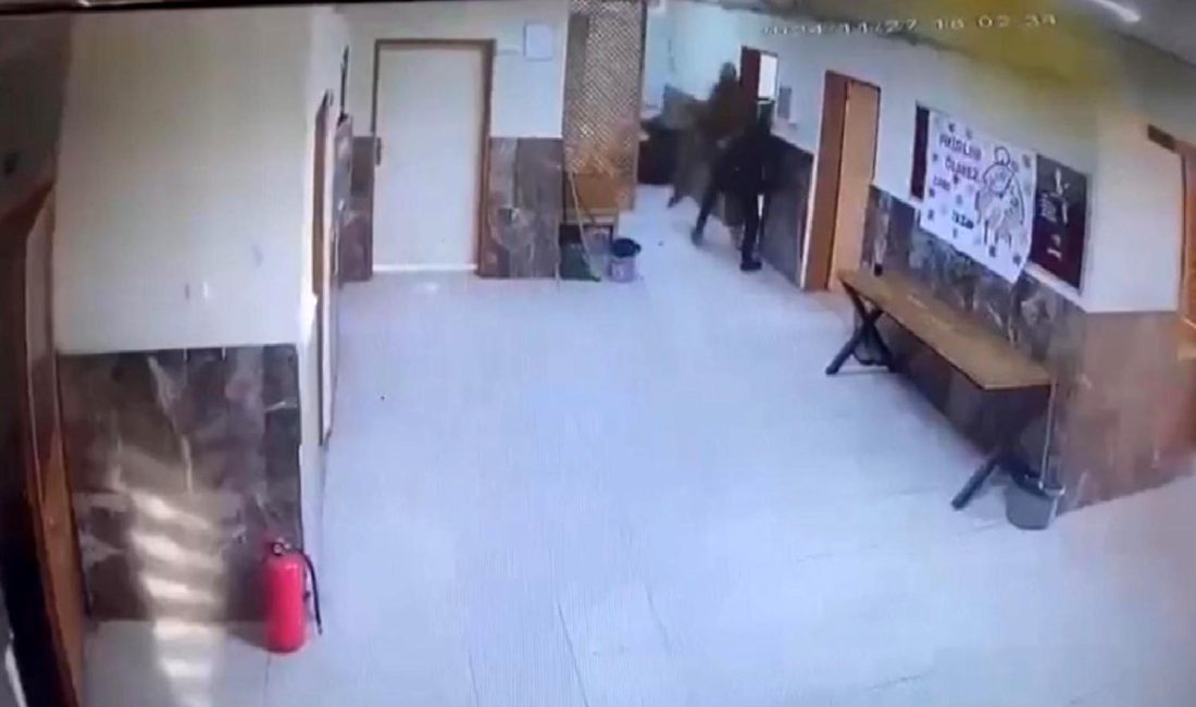 Yüreğir’de Öğretmene Saldırı: Ağabey Okulda Kargaşa Yarattı Yüreğir'de bir öğretmene yapılan saldırının arka planında, ağabeyin okulda yarattığı