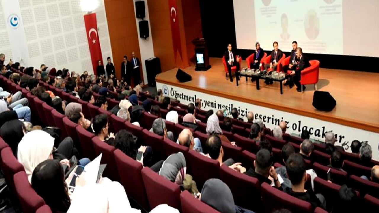 Yüzer GES Zirvesi, SANKO Enerji'nin ana sponsorluğunda gerçekleştirildi. Yenilenebilir enerji