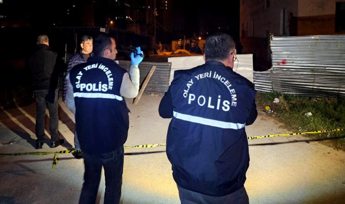Adana’da Molotof Kokteyli Atan Şahıs, Bekçi Tarafından Vuruldu Adana'da bir şahıs, molotof kokteyli atarken bekçi tarafından vuruldu. Olayın