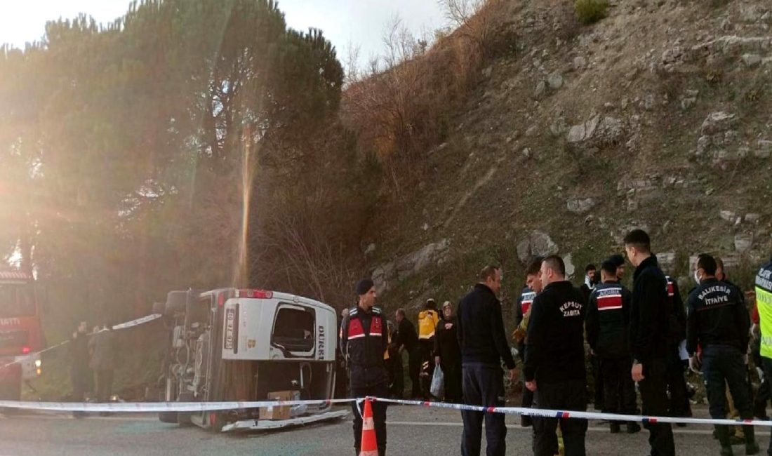 Balıkesir’de Midibüs ve Otomobil Çarpıştı: 2 Ölü, 21 Yaralı Balıkesir'de meydana gelen midibüs ve otomobil kazasında 2 kişi hayatını