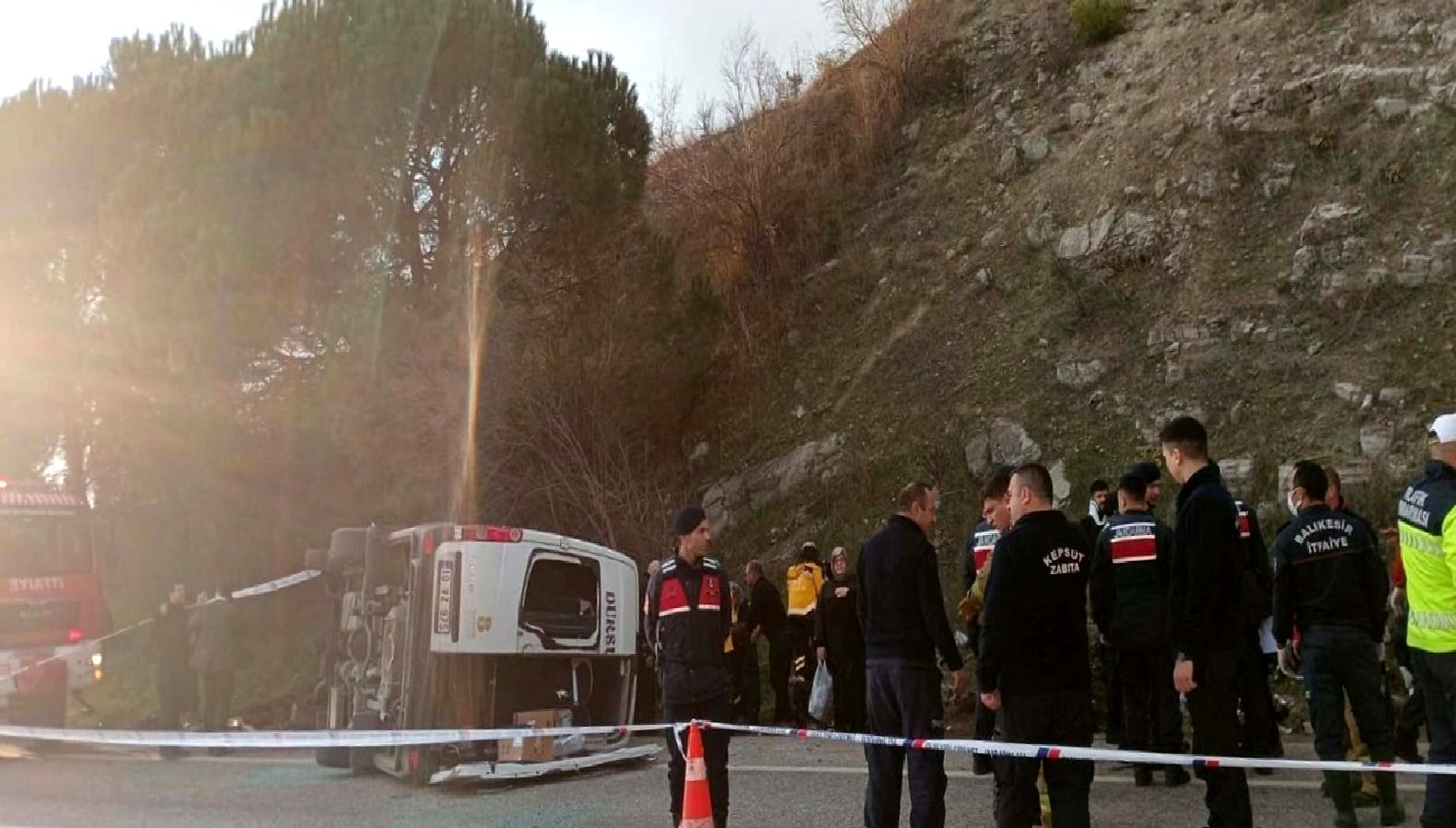 Balıkesir'de meydana gelen midibüs ve otomobil kazasında 2 kişi hayatını