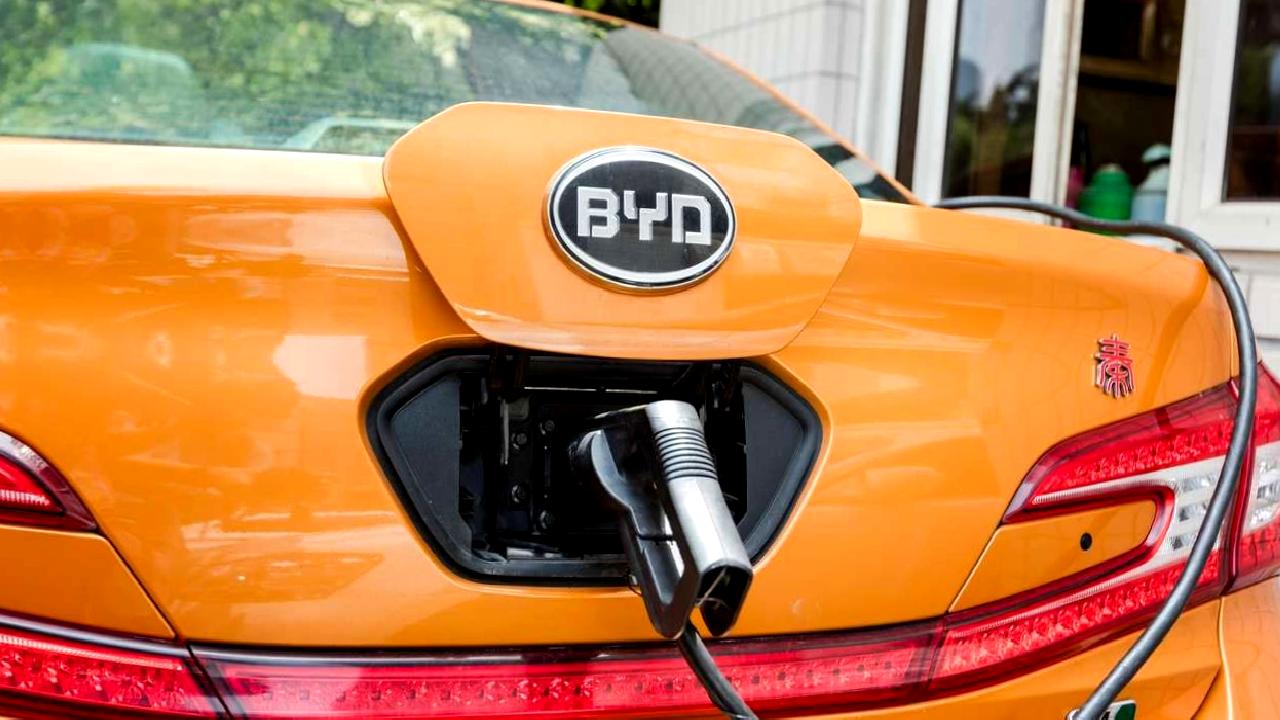 BYD'nin elektrikli araç satışlarındaki rekor artışını inceleyin ve Tesla'nın dördüncü