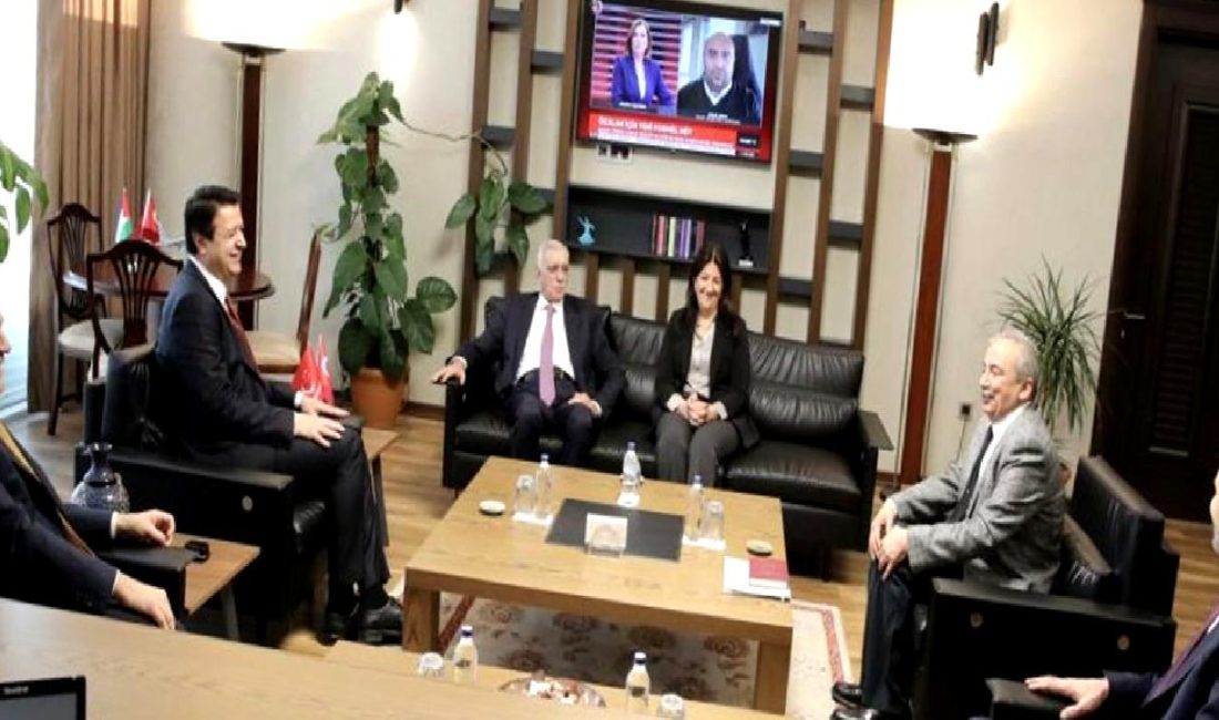 DEM Partisi Heyeti Saadet Partisi Genel Merkezi’ni Ziyaret Etti DEM Partisi heyeti, Saadet Partisi Genel Merkezi'ni ziyaret ederek siyasi