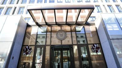 Fed Başkanı Michael Barr'ın istifası, piyasalarda büyük yankı uyandırdı. Açıklamaları,