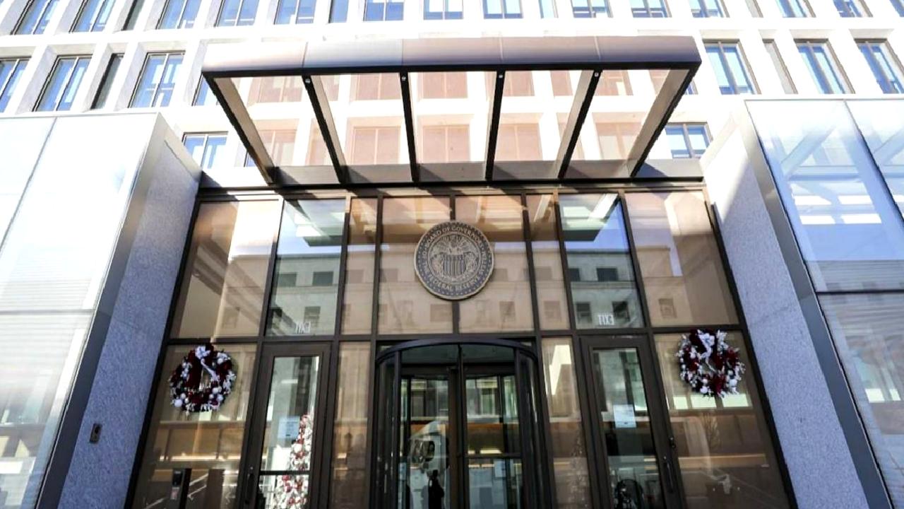 Fed Başkanı Michael Barr'ın istifası, piyasalarda büyük yankı uyandırdı. Açıklamaları,