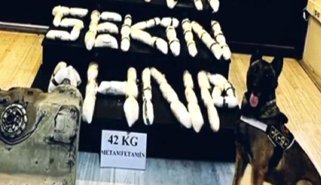 Hakkari’de Uyuşturucu Operasyonu: 42 Kilogram Metamfetamin Ele Geçirildi Hakkari'de gerçekleştirilen uyuşturucu operasyonunda 42 kilogram metamfetamin ele geçirildi. Güvenlik