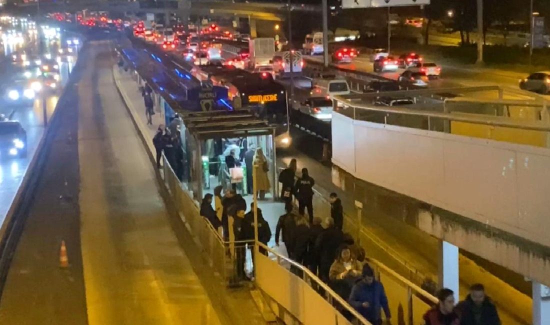 İncirli Metrobüs Durağında Alkollü Şahısın Silahlı Saldırısı İncirli Metrobüs Durağı'nda gerçekleşen alkollü şahsın silahlı saldırısı paniğe neden