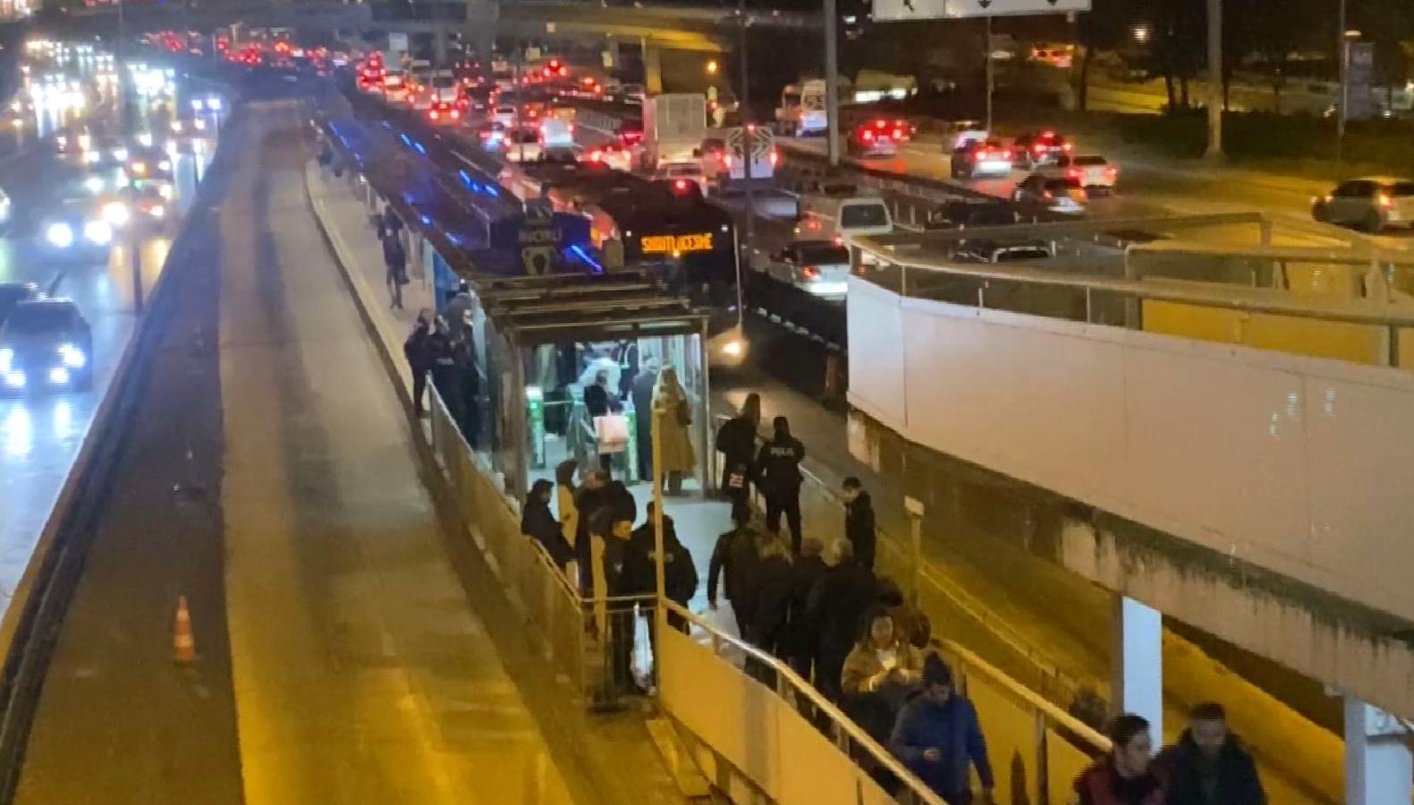 İncirli Metrobüs Durağı'nda gerçekleşen alkollü şahsın silahlı saldırısı paniğe neden