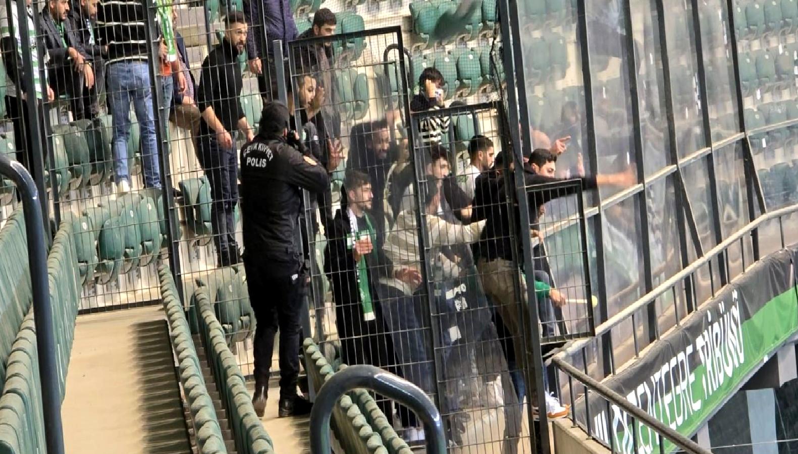 Kocaelispor ile Iğdır FK arasında oynanan maçta yaşanan tribün olayları,