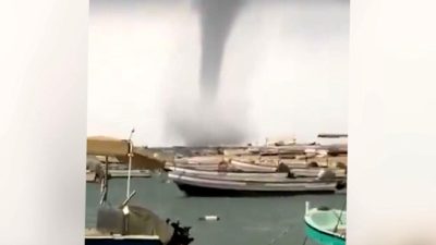 Mekke'de meydana gelen şiddetli yağışlar, bölgedeki hayatı olumsuz etkiledi. Sel