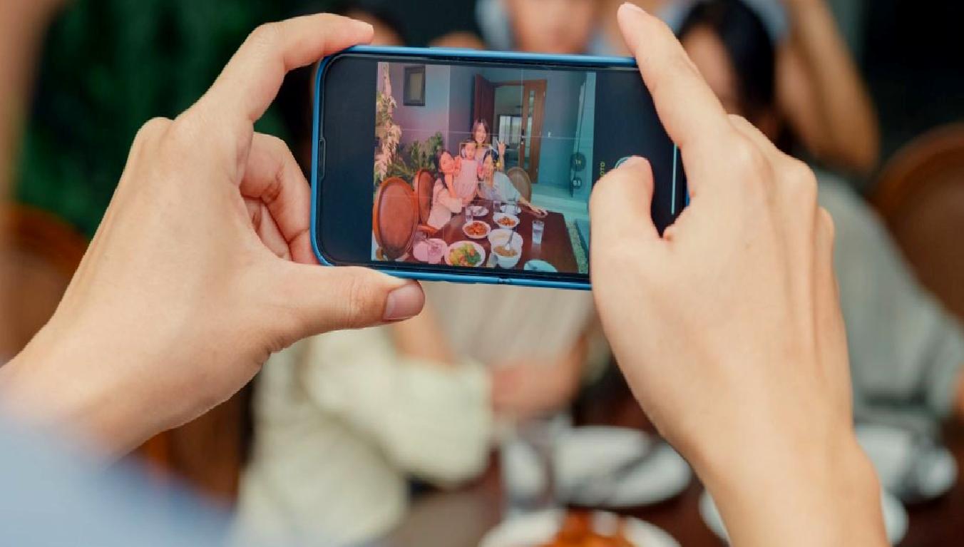 Bu içerikte, öğrencilerin yiyecek deneyimlerinin nasıl şekillendiği ve sosyal medyanın