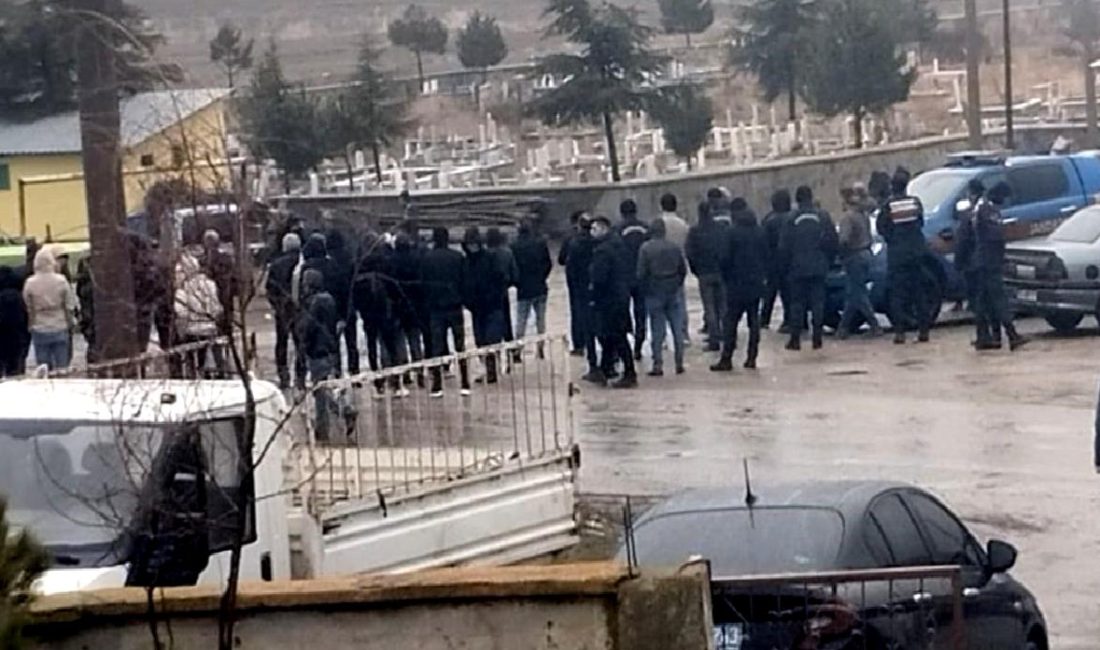 Sandıklı’da Silahlı Kavga: İki Kadın Hayatını Kaybetti Sandıklı'da meydana gelen silahlı kavgada iki kadın hayatını kaybetti. Olayın