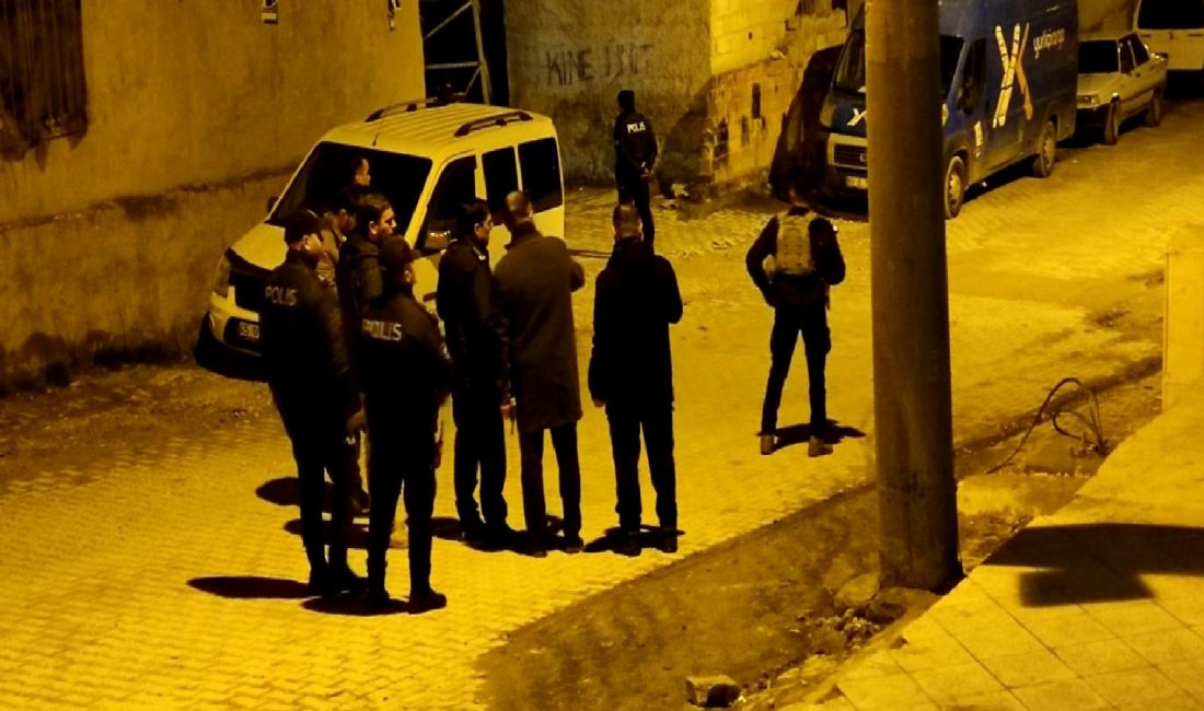 Şanlıurfa’da Silahlı Saldırı: 28 Yaşındaki Genç Hayatını Kaybetti Şanlıurfa'da gerçekleşen silahlı saldırıda 28 yaşındaki bir genç hayatını kaybetti.