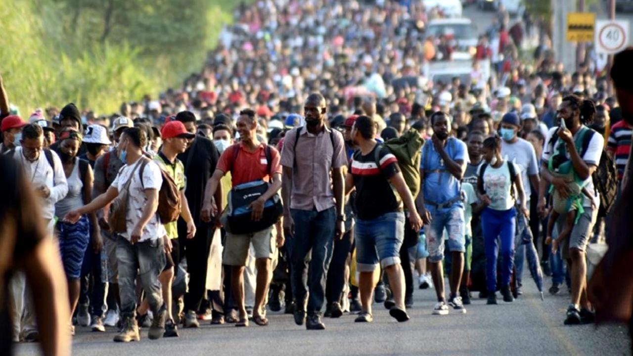 Trump'ın seçim politikalarının göçmenler üzerindeki etkisini derinlemesine inceleyen bu içerik,