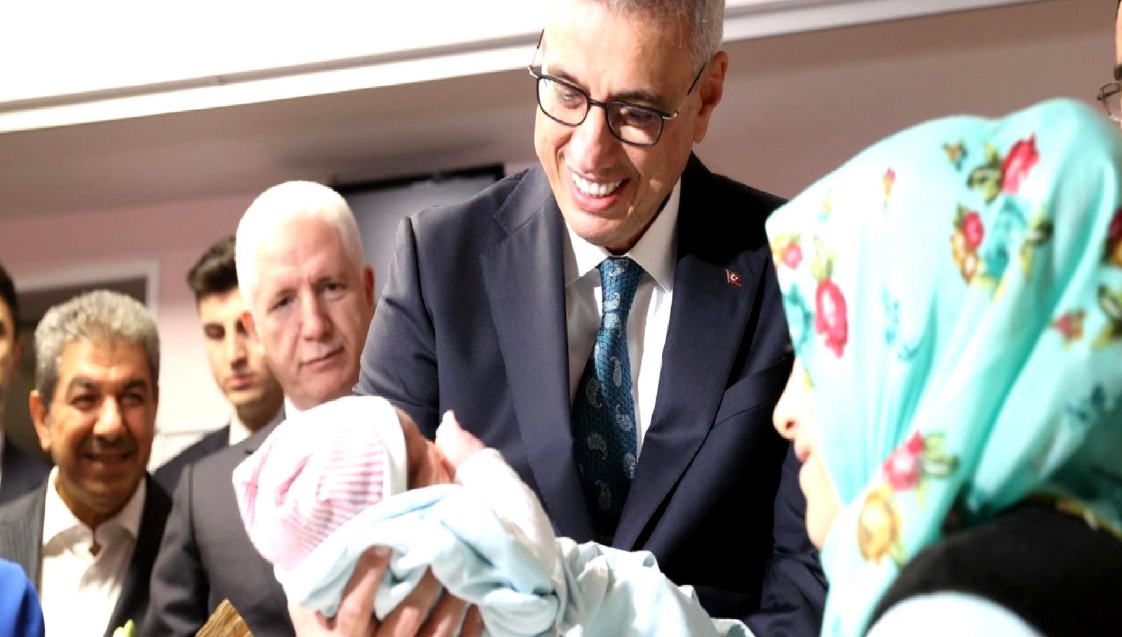 Yeni yılda doğan bebekler, ailelerine mutluluk ve neşe getiriyor. Bu