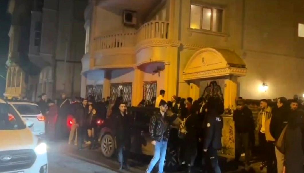 Yılbaşı Partisi Skandalı: 400 Öğrenci Mağdur Oldu Yılbaşı Partisi Skandalı, 400 öğrencinin mağduriyetine yol açtı. Bu olayın