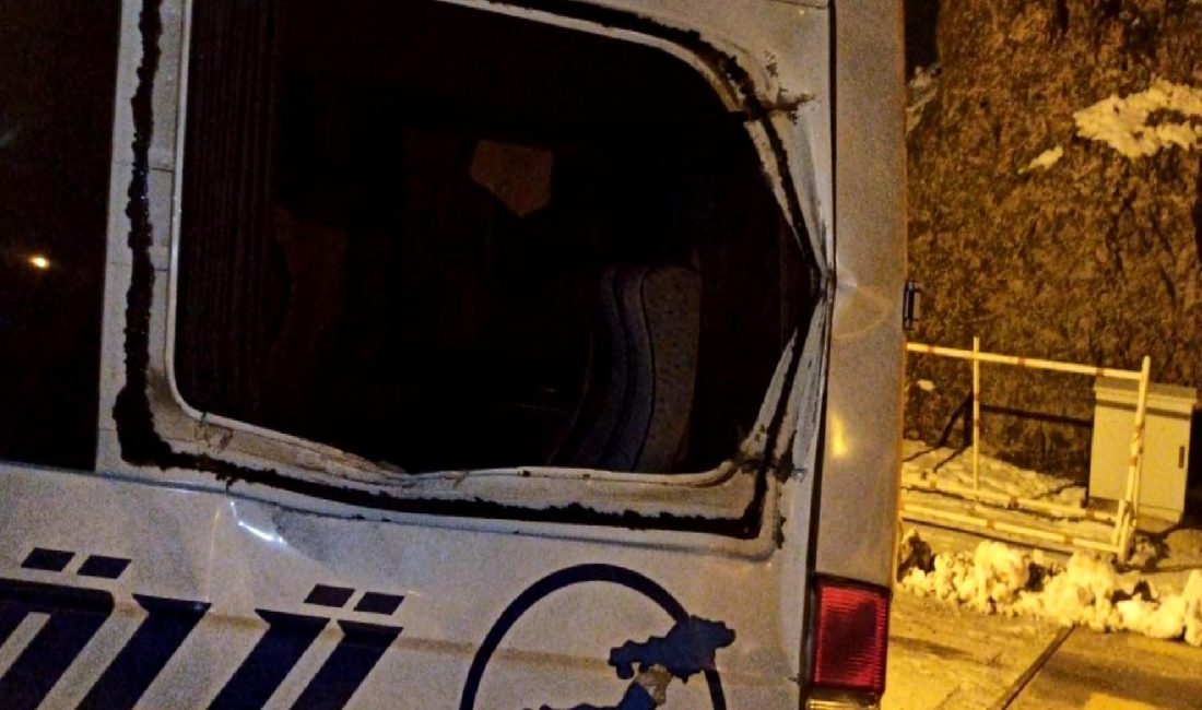 Yüksekova-Van karayolunda meydana gelen minibüs kazasında, yol üzerindeki büyük bir