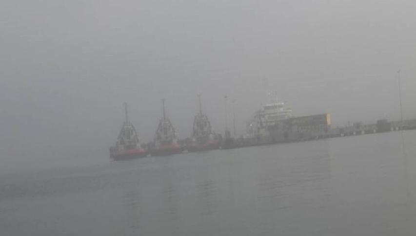Çanakkale Boğazı'nda yoğun sis nedeniyle deniz ulaşımında aksamalar yaşanıyor. Güncel