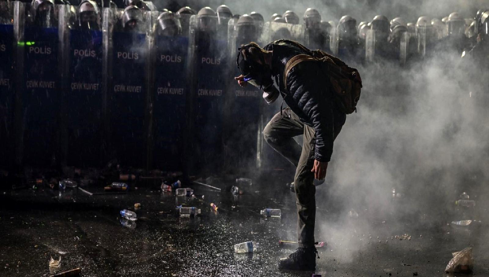 Ekrem İmamoğlu'nun tutuklanmasını protesto edenler hakkında açılan davalar, Türkiye'deki siyasi