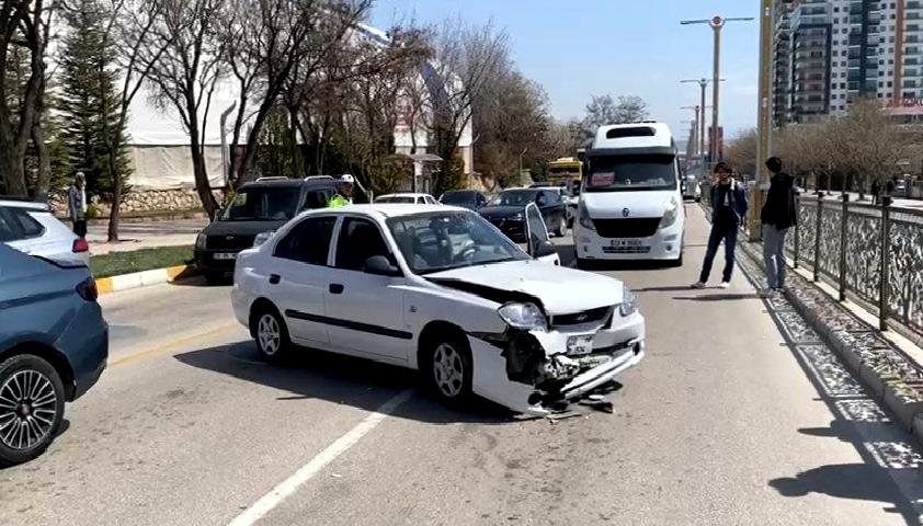 Elazığ'da iki otomobilin çarptığı bir yaya ağır yaralandı. Olayın detayları