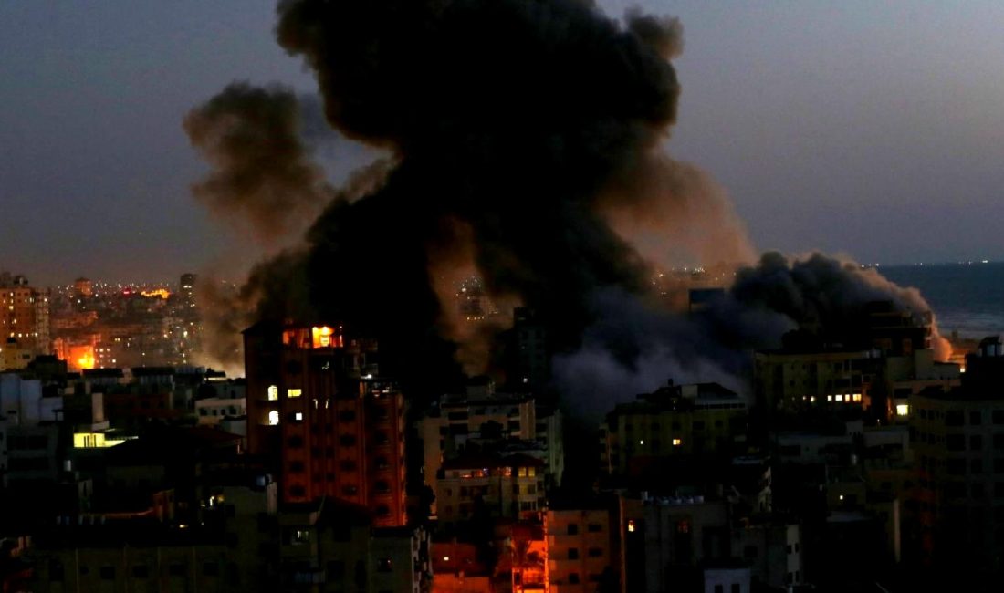 Gazze’de İsrail Saldırıları: 33 Filistinli Hayatını Kaybetti Gazze'de devam eden İsrail saldırıları sonucunda 33 Filistinli hayatını kaybetti.