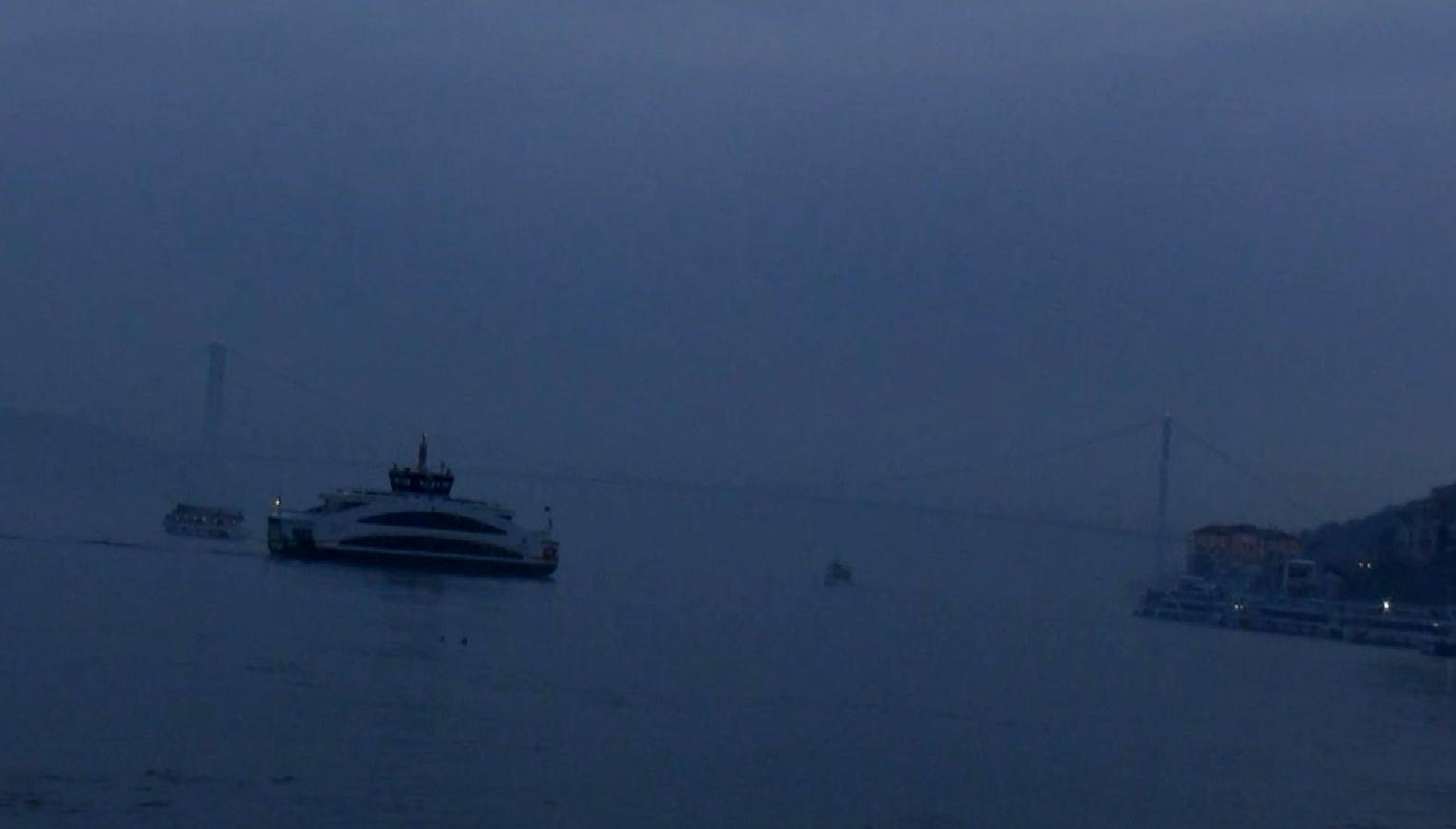 İstanbul'da yoğun sis etkisi hayatı olumsuz etkiliyor. Görüş mesafesi düşerken,