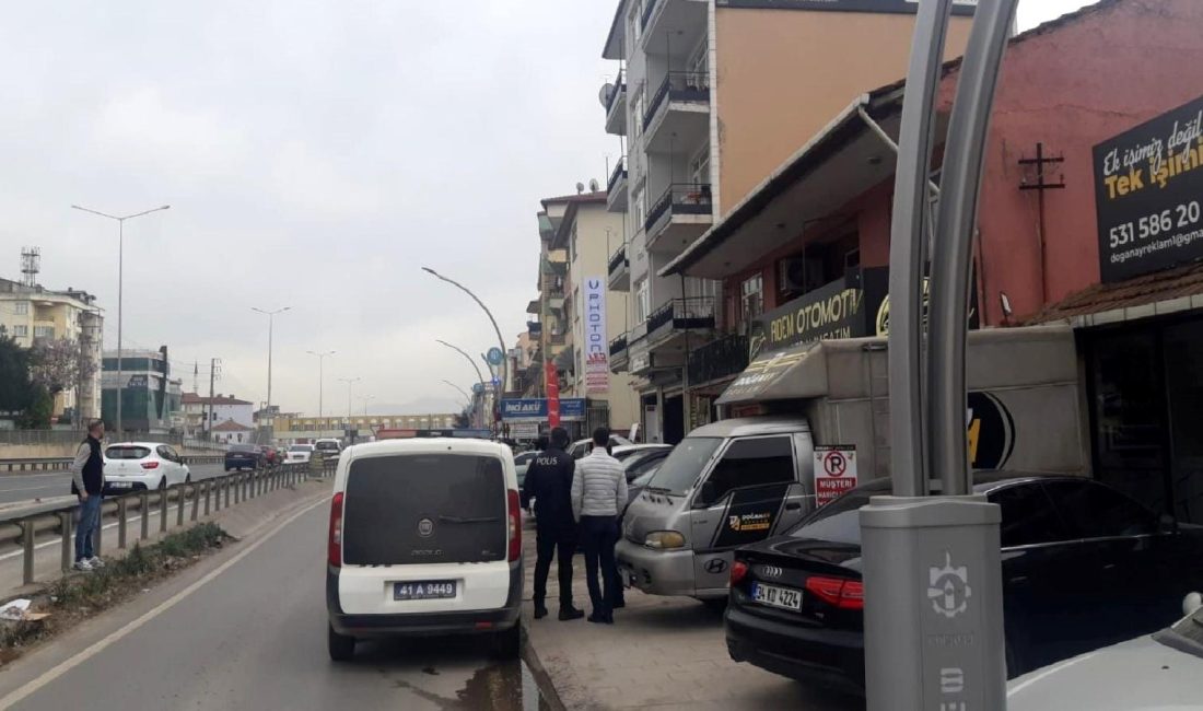 Kocaeli’de Otomobil Galerisine Silahlı Saldırı Kocaeli'de bir otomobil galerisine düzenlenen silahlı saldırı, güvenlik güçlerini harekete