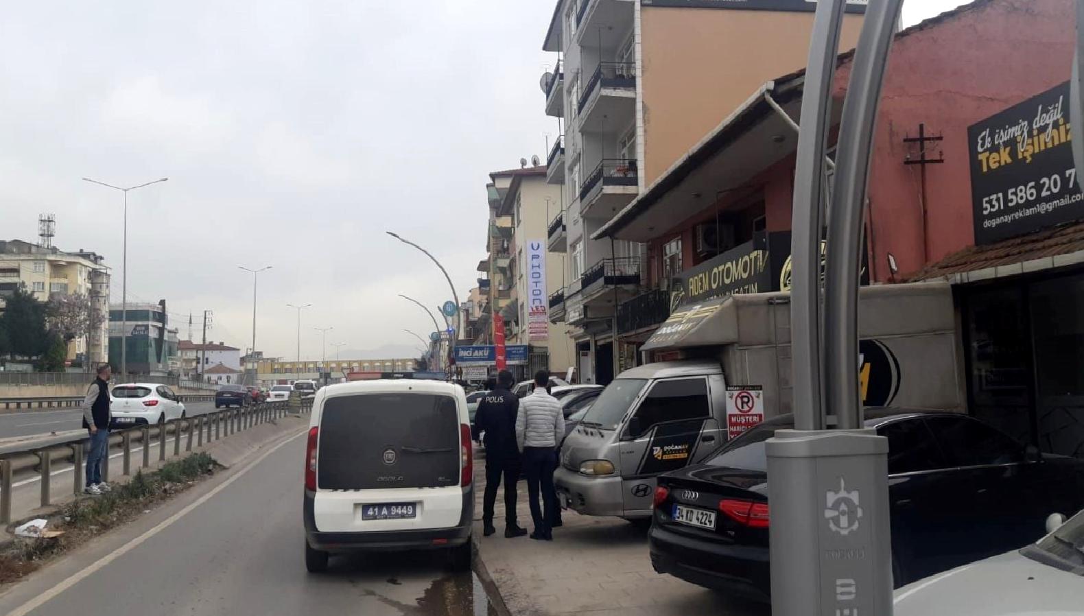 Kocaeli'de bir otomobil galerisine düzenlenen silahlı saldırı, güvenlik güçlerini harekete