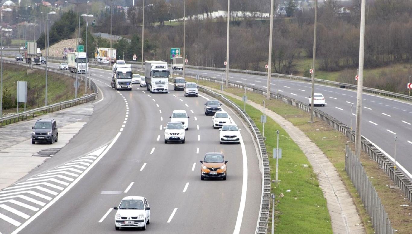 Ramazan Bayramı'nda seyahat planları yaparken otoyol yoğunluğunu nasıl aşabileceğinizi keşfedin.
