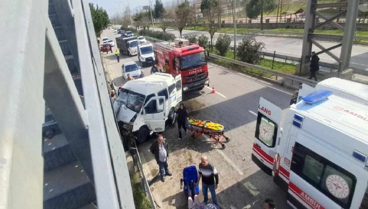 Samsun'da minibüs, yaya üst geçidinin direğine çarptı. Olayda çok sayıda
