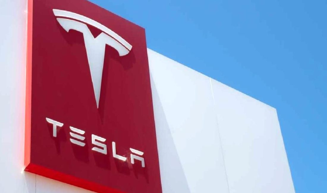Terranova Bölgesi’nde Tesla Bayisinde Yangın Çıktı Terranova Bölgesi'nde bulunan Tesla bayisinde çıkan yangın, büyük hasara yol
