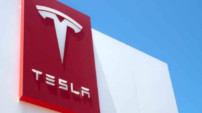 Terranova Bölgesi'nde bulunan Tesla bayisinde çıkan yangın, büyük hasara yol